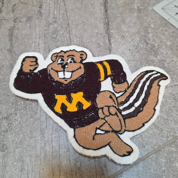 Minnesota Golden Gophers Vintage Embroidered sew on 9” X 6” large fuzzy - Picture 4 of 6
